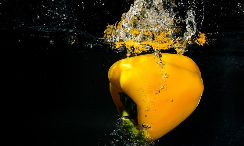 Обои вода, желтый, капли, черный фон, овощи, перец, сладкий, yellow bell pepper, water, yellow, drops, black background, vegetables, pepper, sweet разрешение 1920x1200 Загрузить