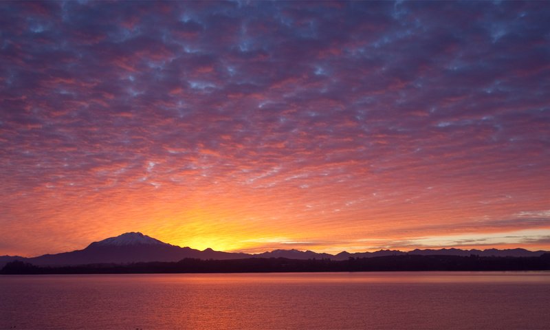 Обои небо, пуэрто-варас, облака, puerto varras, вечер, озеро, горы, берег, закат, чили, the sky, puerto varas, clouds, the evening, lake, mountains, shore, sunset, chile разрешение 3838x1619 Загрузить