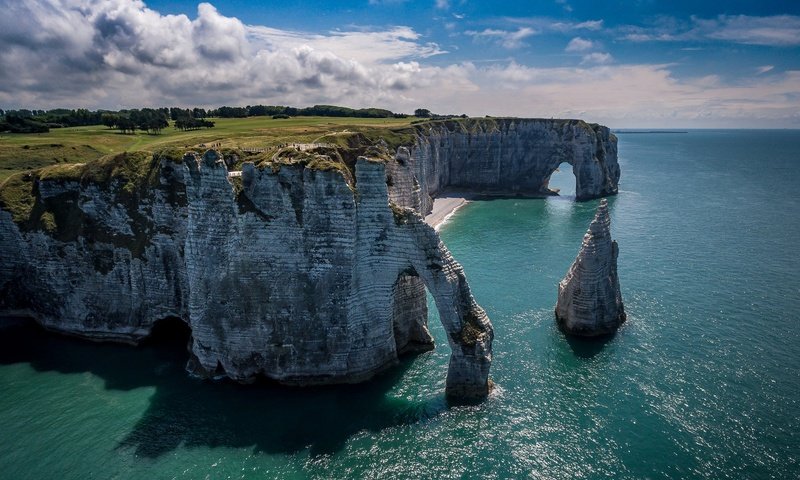 Обои небо, облака, скалы, море, франция, арка, этрета, the sky, clouds, rocks, sea, france, arch, étretat разрешение 2048x1320 Загрузить