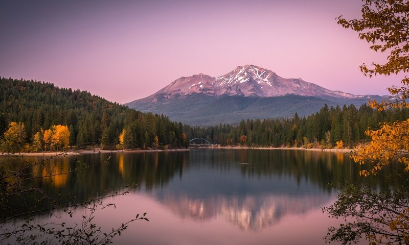 Обои озеро, горы, отражение, осень, гладь, lake, mountains, reflection, autumn, surface разрешение 2560x1600 Загрузить