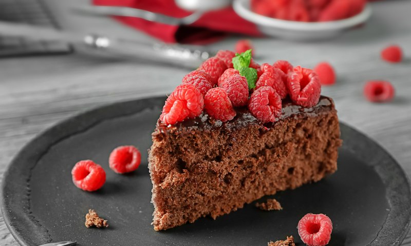 Обои малина, ягоды, шоколад, сладкое, торт, десерт, пирожное, кусочек, raspberry, berries, chocolate, sweet, cake, dessert, piece разрешение 5760x3840 Загрузить