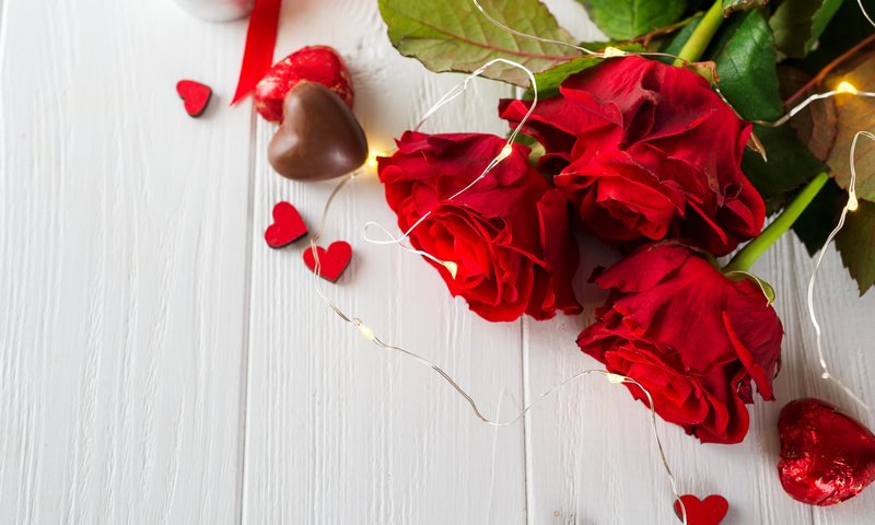 Обои розы, валентинов день, конфеты, красные, шоколад, сердечки, романтик,  цветы, влюбленная, roses, valentine's day, candy, red, chocolate, hearts, romantic, flowers, love разрешение 2112x1188 Загрузить