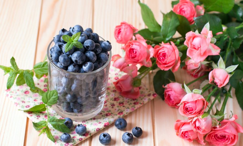 Обои розы, букет, ягоды, черника, стакан, 47, roses, bouquet, berries, blueberries, glass разрешение 5472x3648 Загрузить