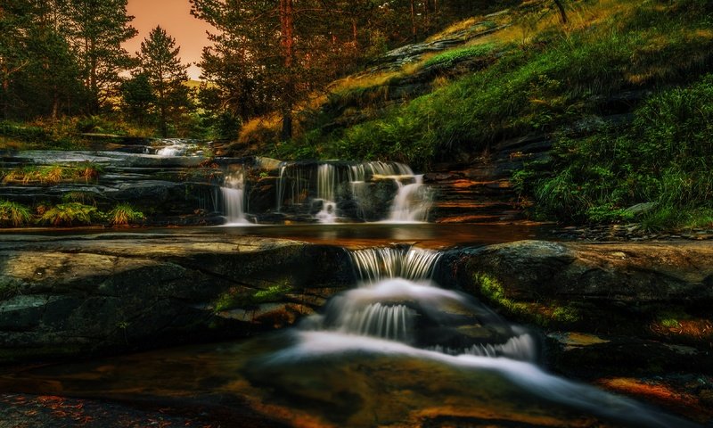 Обои камни, лес, склон, водопад, stones, forest, slope, waterfall разрешение 3840x2160 Загрузить