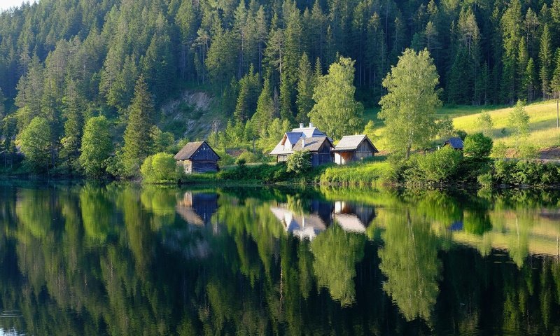 Обои озеро, лес, отражение, домики, водоем, дома, lake, forest, reflection, houses, pond, home разрешение 3840x2160 Загрузить