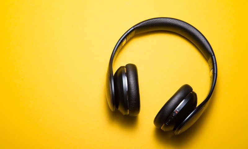 Обои наушники, желтый фон, беспроводные наушники, headphones, yellow background разрешение 5760x3840 Загрузить