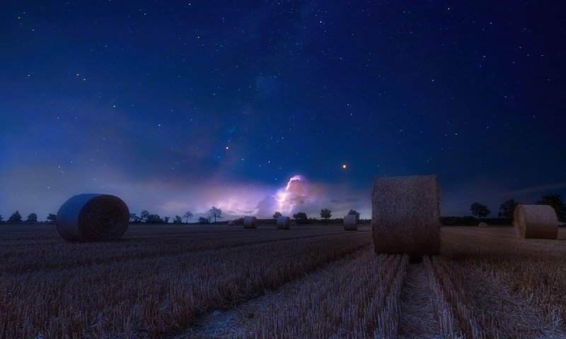 Обои ночь, звезды, поле, сено, солома, тюки, night, stars, field, hay, straw, bales разрешение 3840x2160 Загрузить