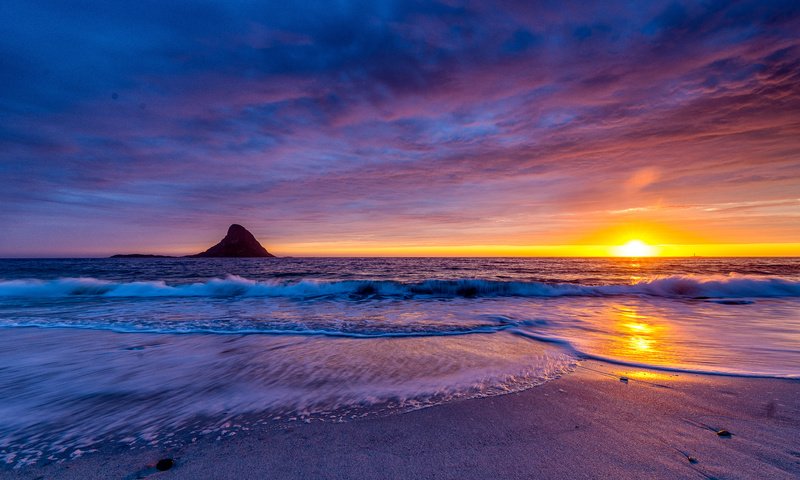 Обои восход, полуночное солнце на пляже блейк, остров андей. графство нордланд, берег, северная норвегия, волны, закат, пейзаж, море, пляж, океан, sunrise, shore, wave, sunset, landscape, sea, beach, the ocean разрешение 6143x4100 Загрузить