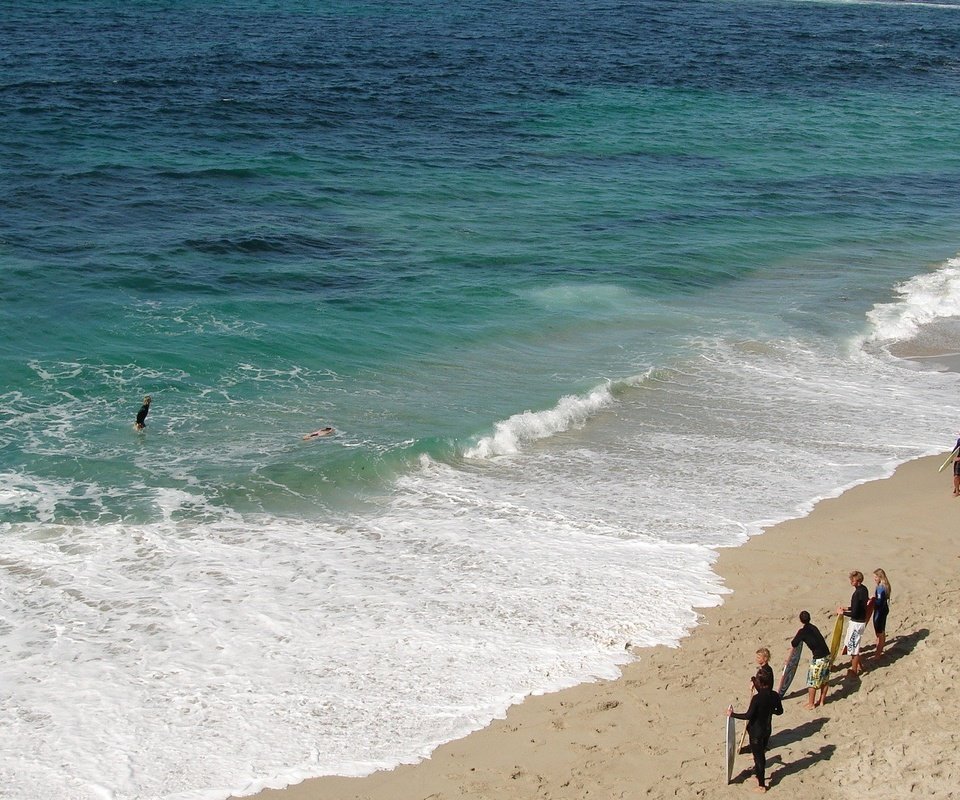 Обои волны, море, песок, пляж, люди, серфинг, пена, волные, серферы, wave, sea, sand, beach, people, surfing, foam разрешение 1920x1080 Загрузить