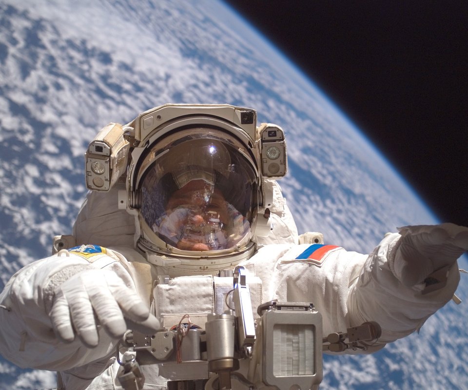 Обои космонавт, открытый космос, на орбите, земля с космоса, astronaut, open space, in orbit, earth from space разрешение 3032x2001 Загрузить