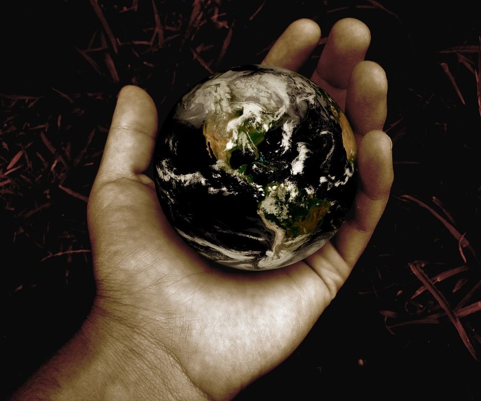 Обои земля, рука, планета, шар, earth, hand, planet, ball разрешение 2592x1796 Загрузить