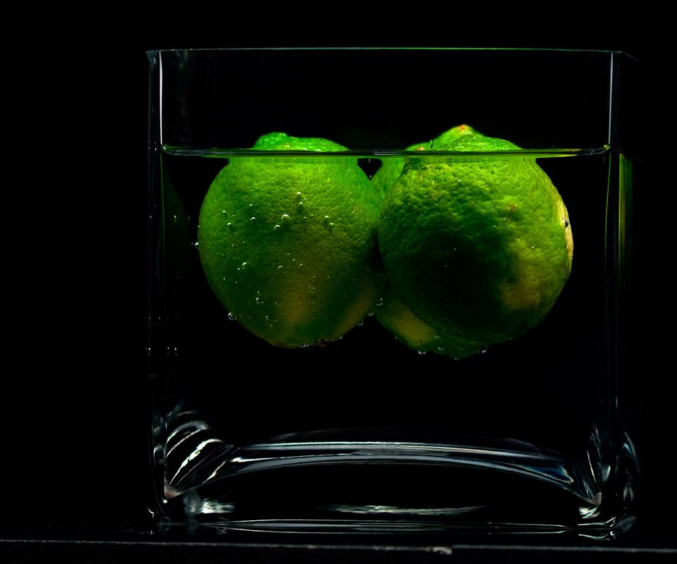 Обои вода, тень, черный фон, фрукт, лайм, стакан, жидкость, water, shadow, black background, fruit, lime, glass, liquid разрешение 2560x1600 Загрузить