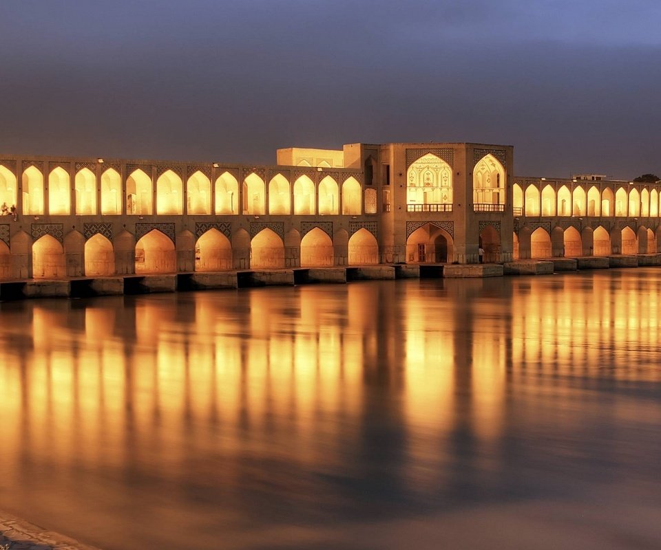 Обои свет, вода, отражение, иран, исфахан, мост хаджу, хаджу, light, water, reflection, iran, isfahan, bridge hajj разрешение 1920x1080 Загрузить