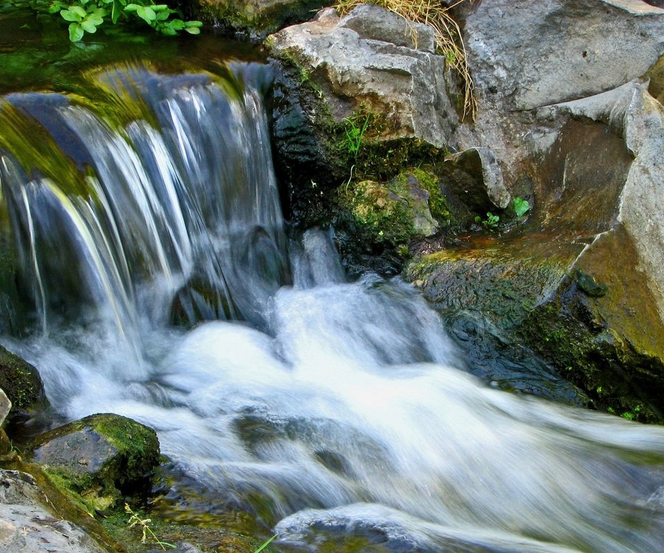 Обои камни, ручей, водопад, поток, мох, течение, stones, stream, waterfall, moss, for разрешение 1920x1200 Загрузить