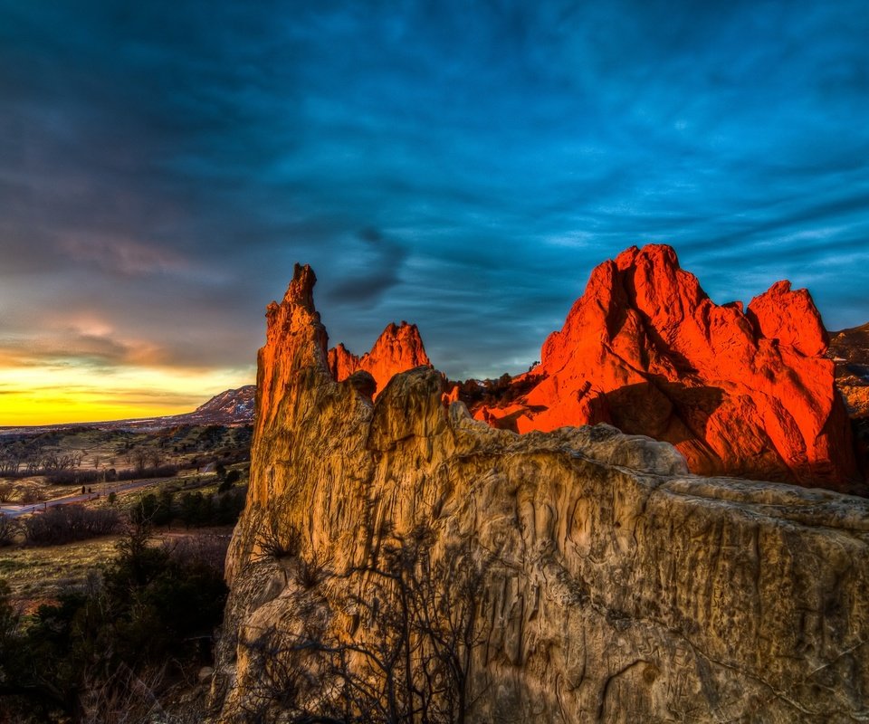 Обои небо, облака, горы, скалы, закат, колорадо, сад богов, the sky, clouds, mountains, rocks, sunset, colorado, garden of the gods разрешение 2048x1357 Загрузить