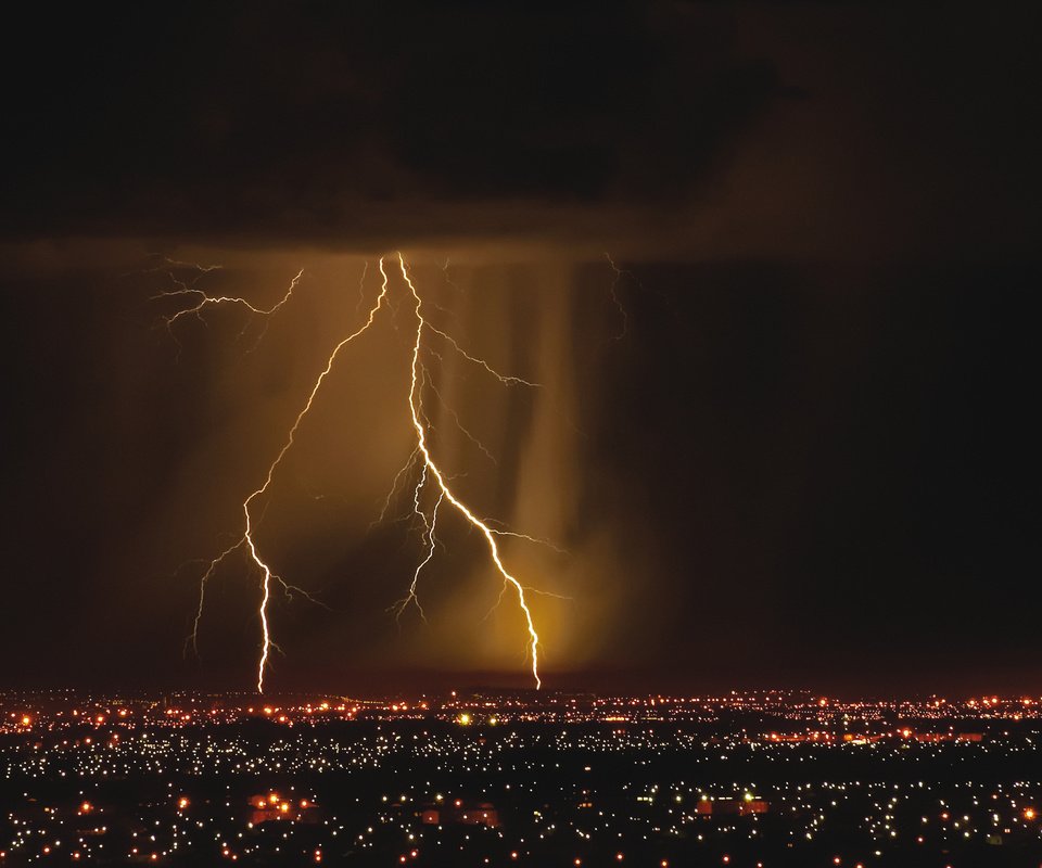 Обои огни, молния, город, lights, lightning, the city разрешение 2560x1600 Загрузить