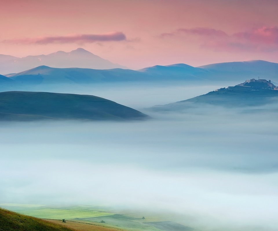 Обои небо, утро, туман, дом, италия, долина, усадьба, умбрия, the sky, morning, fog, house, italy, valley, estate, umbria разрешение 2048x1363 Загрузить