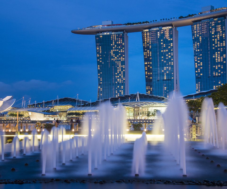 Обои огни, архитектура, голубая, фонтаны, неба, высотки, сингапур, gardens by the bay, ноч, night, lights, architecture, blue, fountains, sky, skyscrapers, singapore разрешение 1920x1080 Загрузить