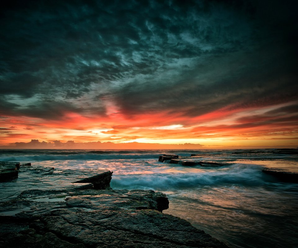 Обои небо, скалы, камни, волны, закат, море, the sky, rocks, stones, wave, sunset, sea разрешение 4000x2667 Загрузить