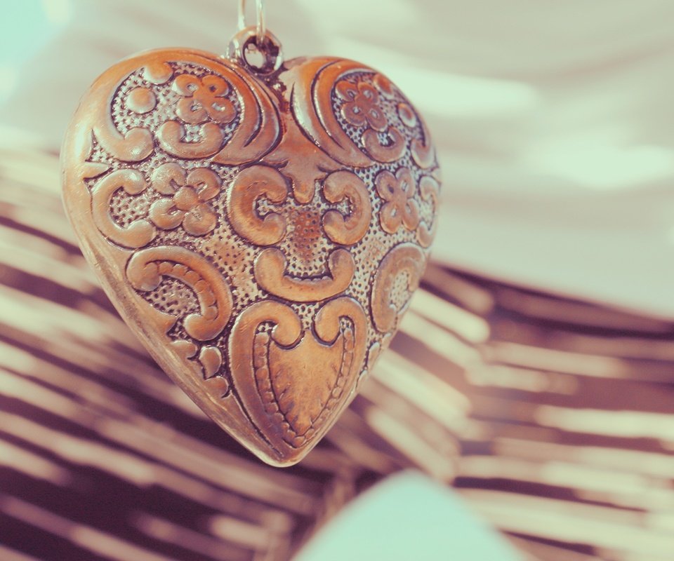 Обои сердце, кулон, украшение, гравировка, heart, pendant, decoration, engraving разрешение 2000x1333 Загрузить