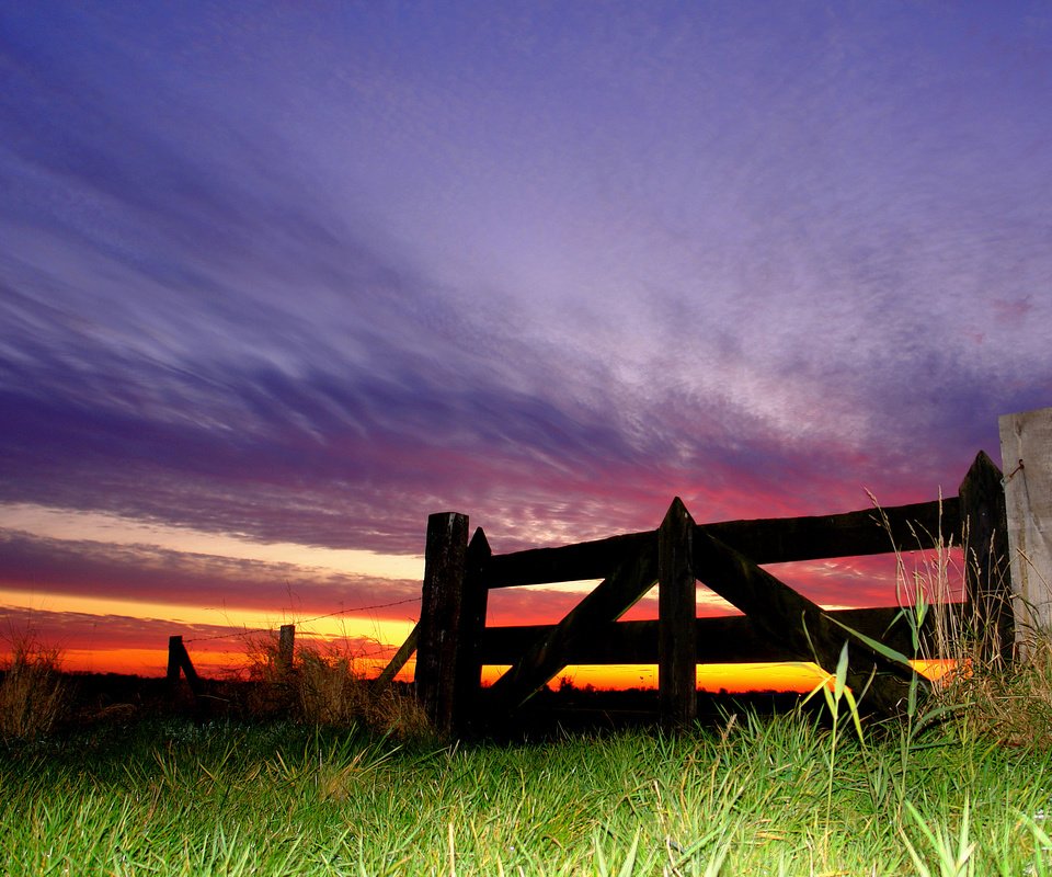 Обои небо, трава, природа, закат, забор, the sky, grass, nature, sunset, the fence разрешение 3259x2318 Загрузить