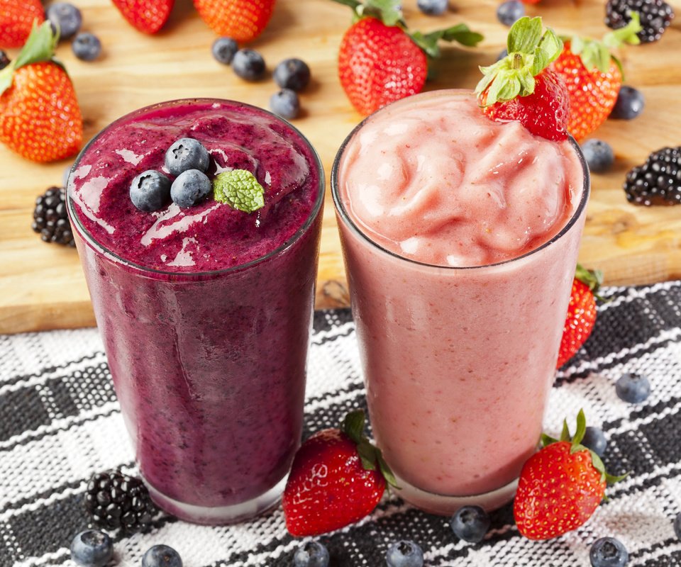 Обои напиток, клубника, ягоды, черника, стаканы, ежевика, смузи, drink, strawberry, berries, blueberries, glasses, blackberry, smoothies разрешение 4200x2800 Загрузить