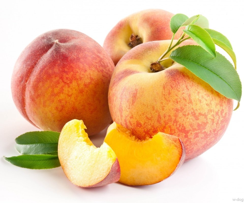 Обои фрукты, белый фон, дольки, персики, листики, fruit, white background, slices, peaches, leaves разрешение 1920x1486 Загрузить