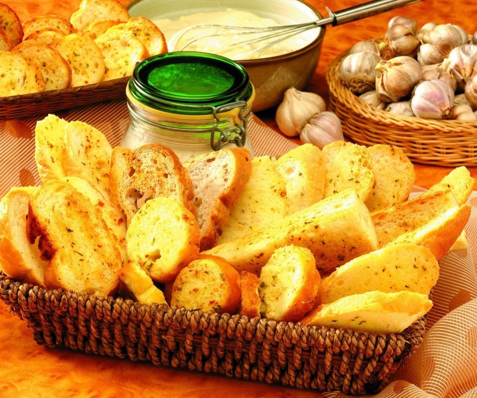 Обои хлеб, багет, кусочки, выпечка, чеснок, сухарики, приправа, гренки, bread, baguette, pieces, cakes, garlic, crackers, seasoning, croutons разрешение 1920x1440 Загрузить