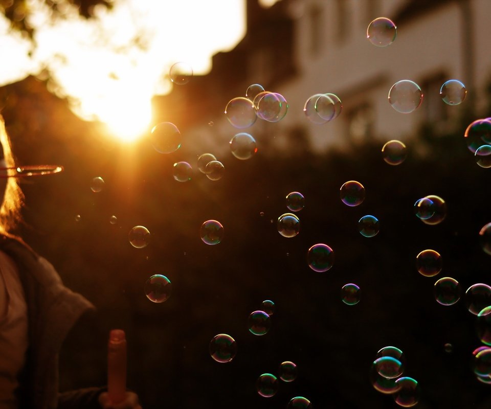Обои свет, настроение, пузыри, девочка, мыльные, light, mood, bubbles, girl, soap разрешение 2560x1600 Загрузить