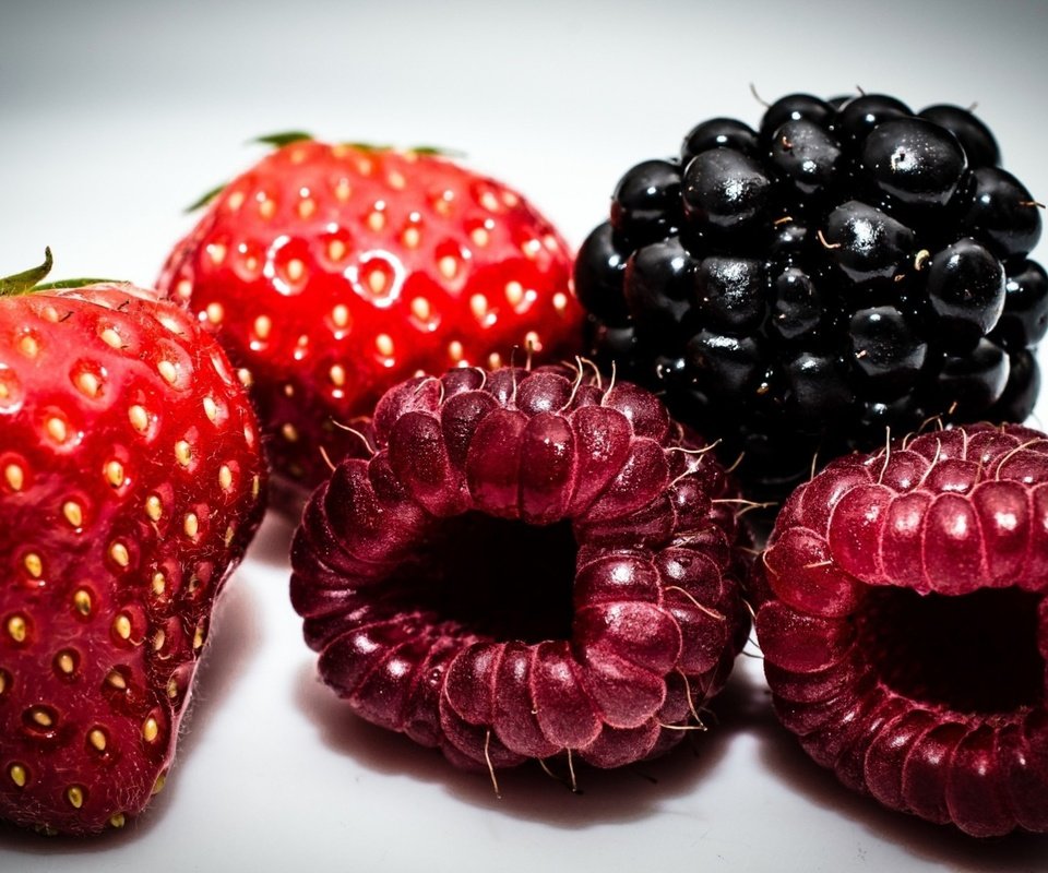 Обои макро, малина, клубника, ягоды, ежевика, macro, raspberry, strawberry, berries, blackberry разрешение 1920x1271 Загрузить