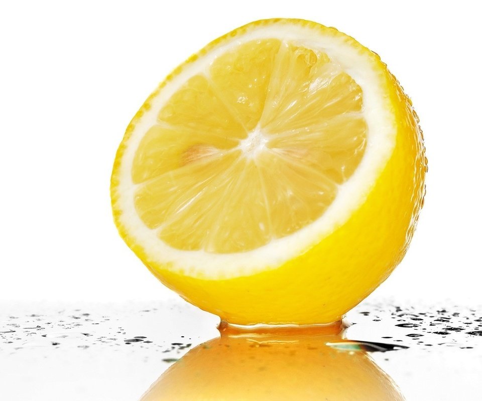 Обои вода, капли, фрукты, лимон, белый фон, цитрусы, половинка, water, drops, fruit, lemon, white background, citrus, half разрешение 1920x1200 Загрузить