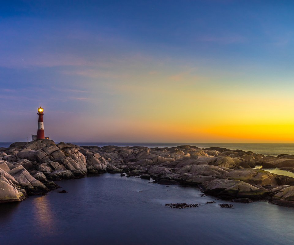 Обои небо, свет, закат, отражение, море, маяк, горизонт, the sky, light, sunset, reflection, sea, lighthouse, horizon разрешение 2048x1152 Загрузить