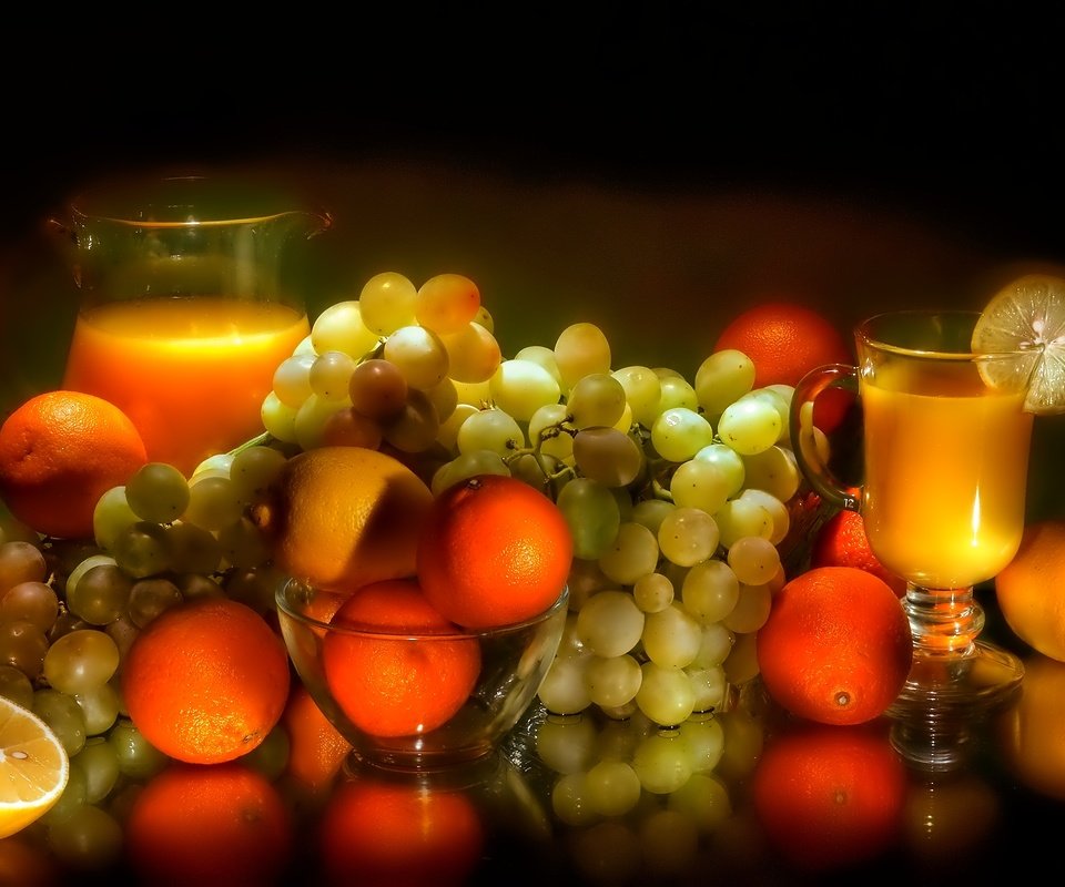 Обои виноград, фрукты, апельсины, черный фон, ягоды, лимоны, цитрусы, сок, grapes, fruit, oranges, black background, berries, lemons, citrus, juice разрешение 2560x1600 Загрузить