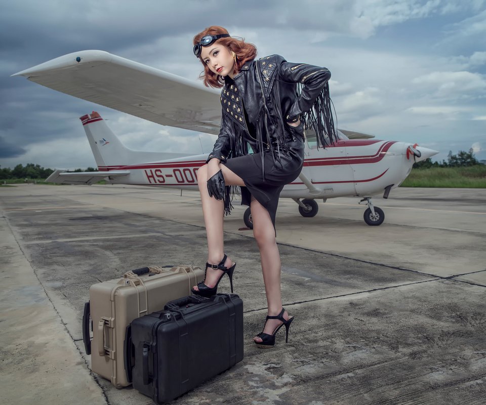 Обои девушка, самолет, ножки, чемоданы, girl, the plane, legs, suitcases разрешение 2048x1536 Загрузить