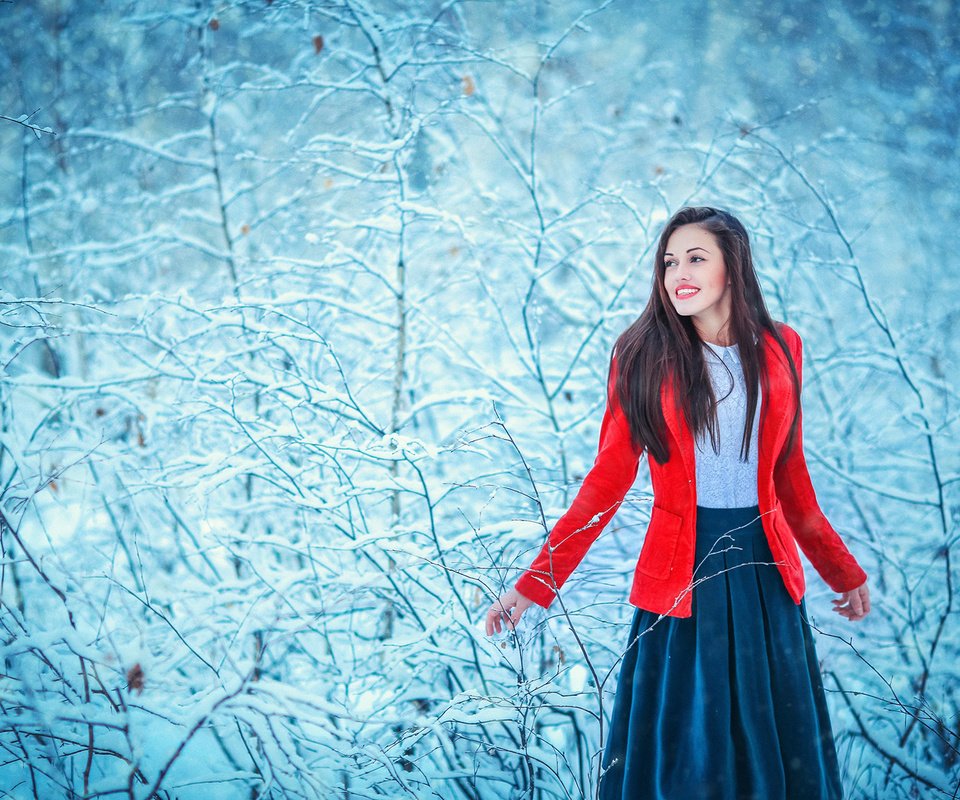 Обои снег, лес, девушка, поза, улыбка, взгляд, радость, лицо, snow, forest, girl, pose, smile, look, joy, face разрешение 1920x1280 Загрузить
