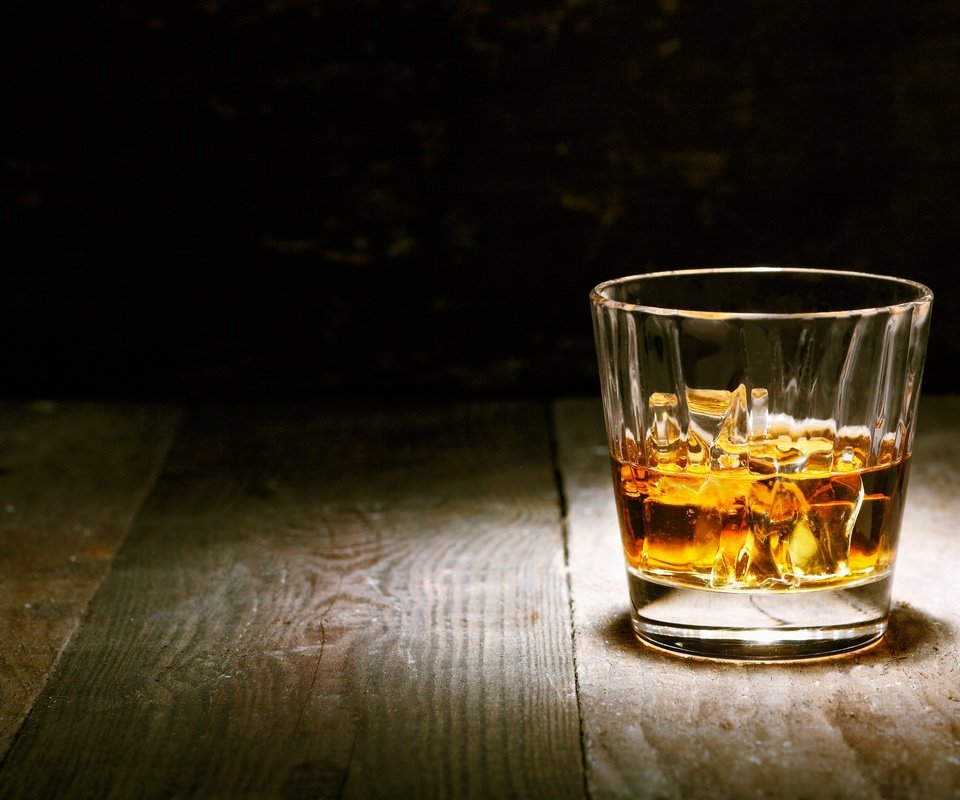 Обои лёд, стакан, дерева, виски, алкогольный напиток, cтекло, ice, glass, wood, whiskey, alcoholic beverage разрешение 2880x1920 Загрузить
