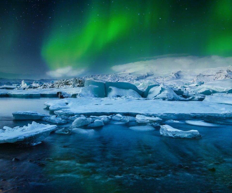 Обои озеро, снег, зима, звезды, лёд, северное сияние, исландия, lake, snow, winter, stars, ice, northern lights, iceland разрешение 2048x1356 Загрузить