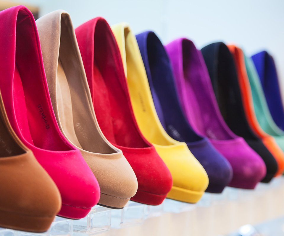Обои цвет, каблуки, окрас, туфли, same model, different color, color, heels, shoes разрешение 4000x2964 Загрузить