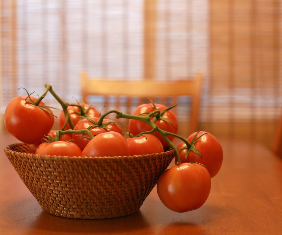 Обои красные, стол, овощи, помидоры, томаты, red, table, vegetables, tomatoes разрешение 5760x3840 Загрузить