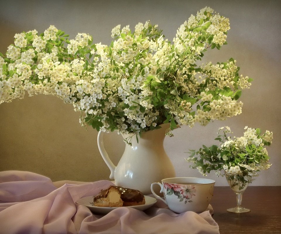 Обои букет, кувшин, пирожное, спирея, bouquet, pitcher, cake, spiraea разрешение 1920x1349 Загрузить