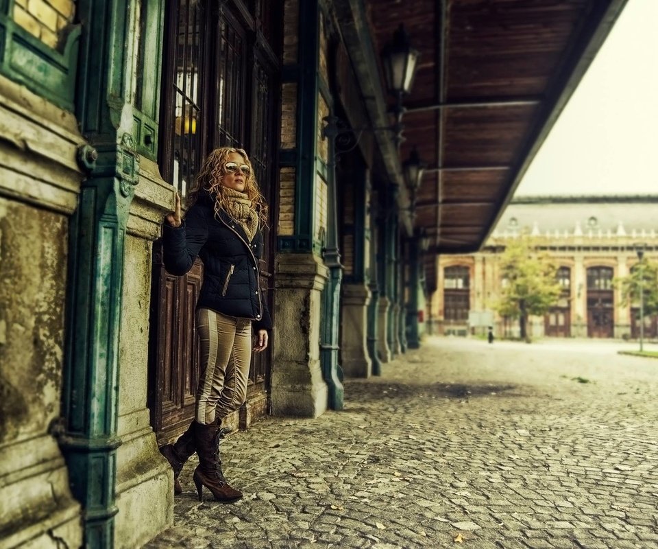 Обои стиль, девушка, блондинка, улица, здание, style, girl, blonde, street, the building разрешение 2048x1565 Загрузить