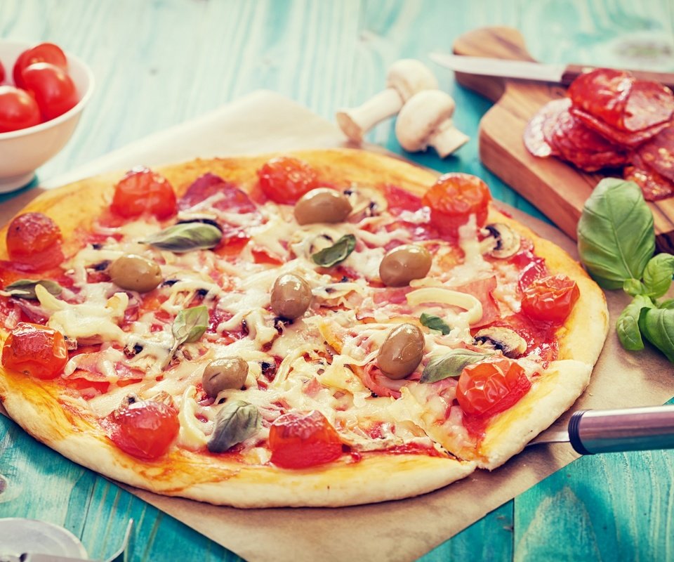 Обои грибы, сыр, колбаса, помидоры, оливки, пицца, брынза, помидорами, быстрое питание, mushrooms, cheese, sausage, tomatoes, olives, pizza, fast food разрешение 2880x1807 Загрузить