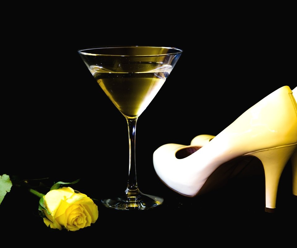 Обои роза, бокал, туфли, мартини, rose, glass, shoes, martini разрешение 2048x1365 Загрузить