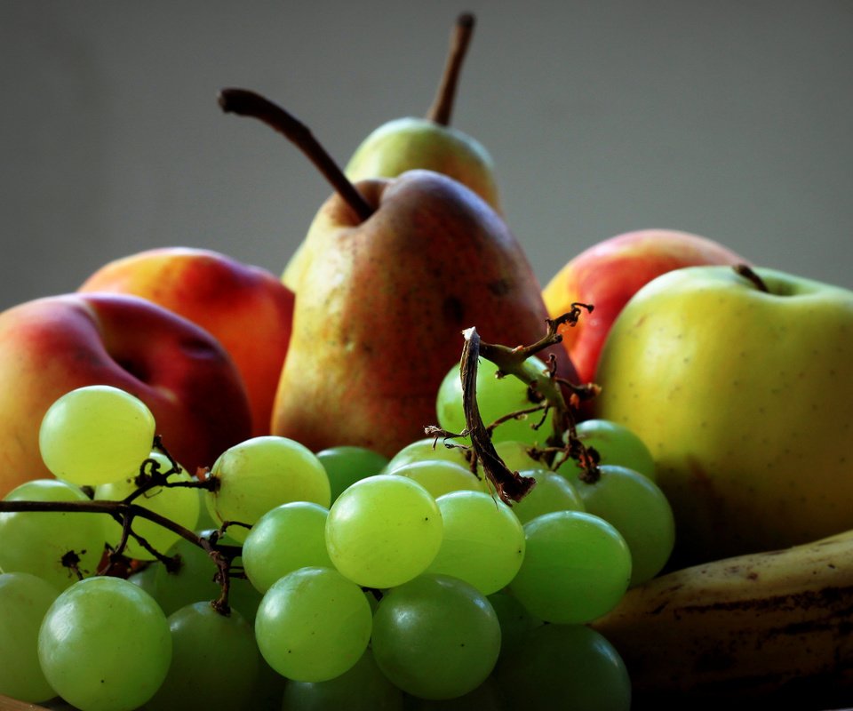 Обои виноград, фрукты, ягоды, яблоко, натюрморт, груша, grapes, fruit, berries, apple, still life, pear разрешение 1920x1386 Загрузить