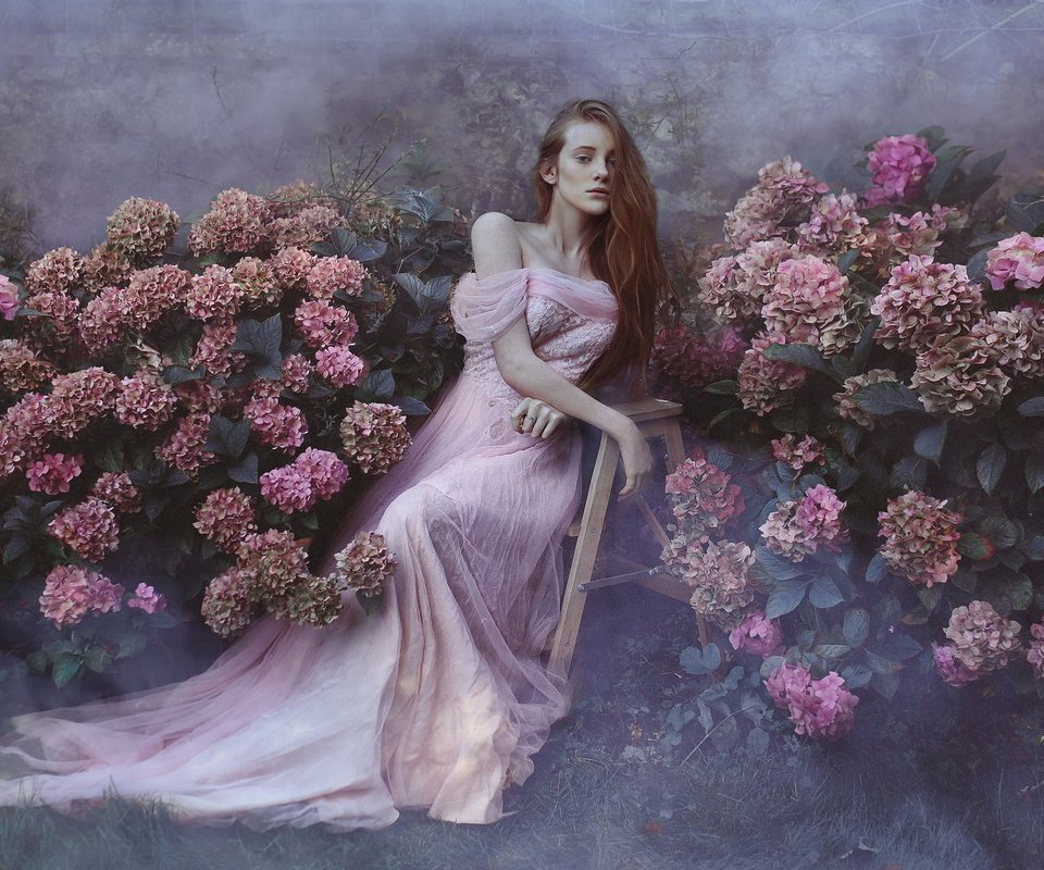 Обои цветы, девушка, платье, туман, сад, весна, гортензия, flowers, girl, dress, fog, garden, spring, hydrangea разрешение 2048x1152 Загрузить