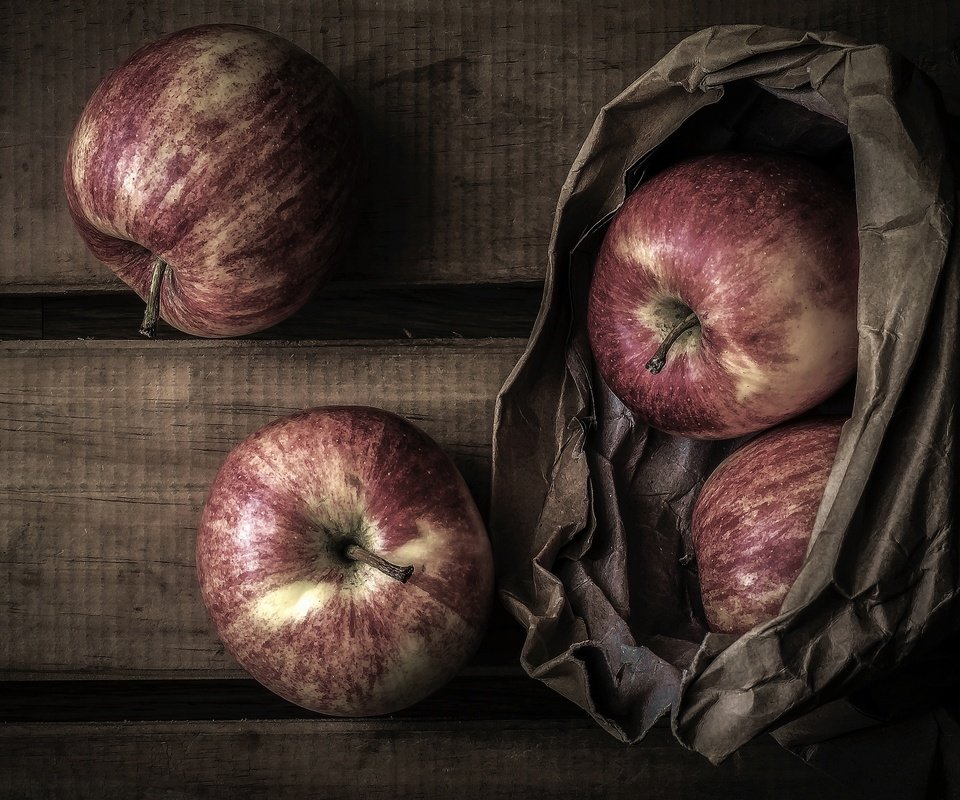 Обои фрукты, яблоки, бумага, доски, пакет, натюрморт, fruit, apples, paper, board, package, still life разрешение 2880x1620 Загрузить