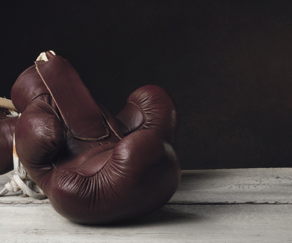 Обои кожа, бокс, перчатки, ветхий, leather, boxing, gloves, old разрешение 3607x2404 Загрузить
