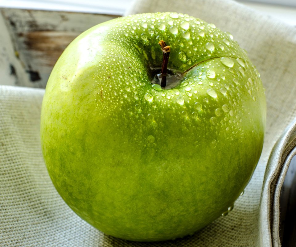 Обои вода, капли, фрукты, яблоко, зеленое яблоко, water, drops, fruit, apple, green apple разрешение 2560x1600 Загрузить