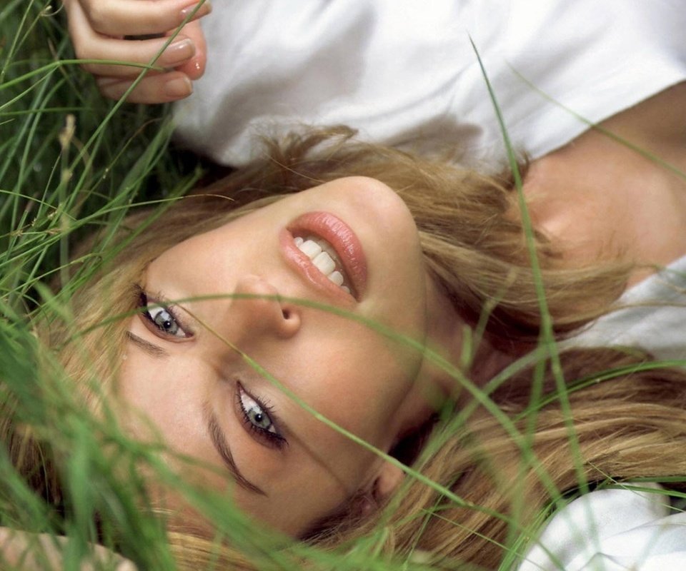 Обои трава, блондинка, улыбка, взгляд, grass, blonde, smile, look разрешение 2560x1600 Загрузить