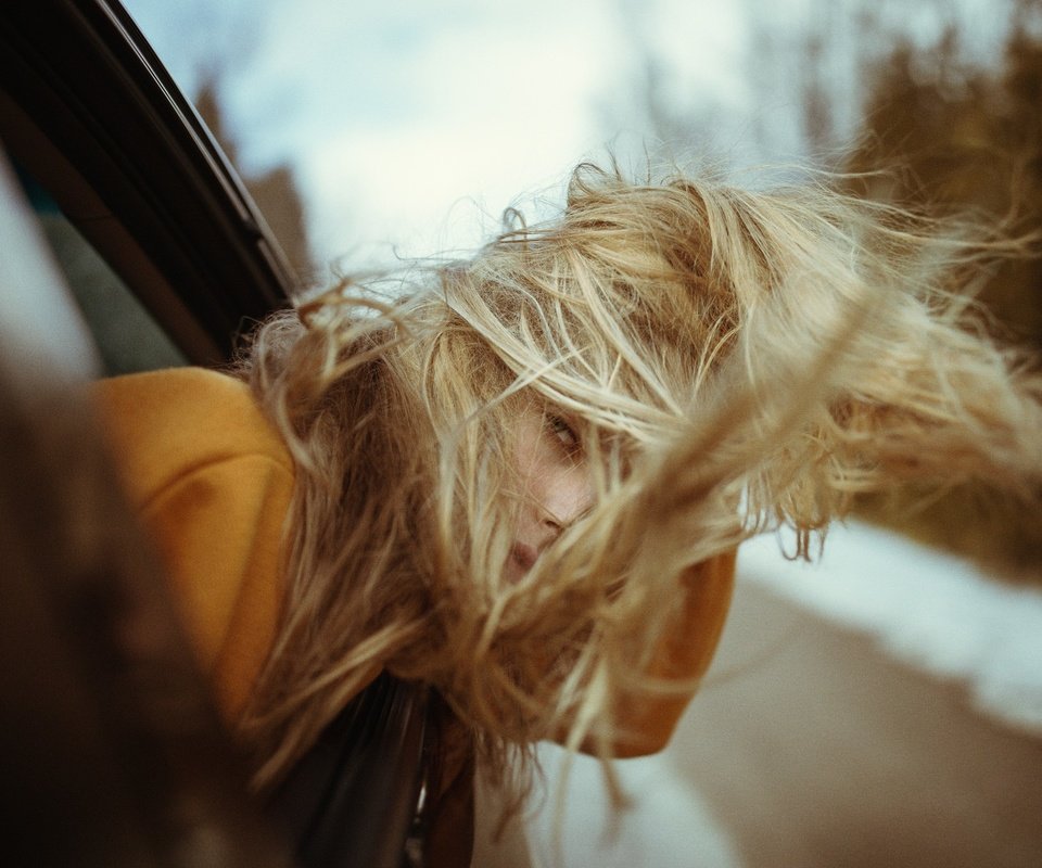 Обои девушка, блондинка, авто, модель, волосы, ветер, girl, blonde, auto, model, hair, the wind разрешение 2048x1365 Загрузить